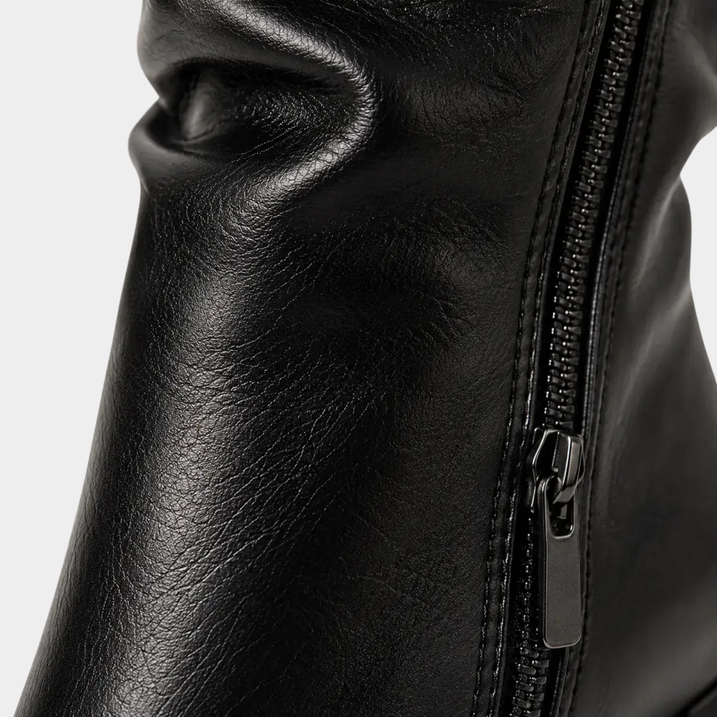 Bota preta feminina de couro sintético com zíper lateral, salto bloco e design moderno minimalista