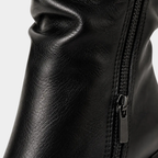 Bota preta feminina de couro sintético com zíper lateral, salto bloco e design moderno minimalista