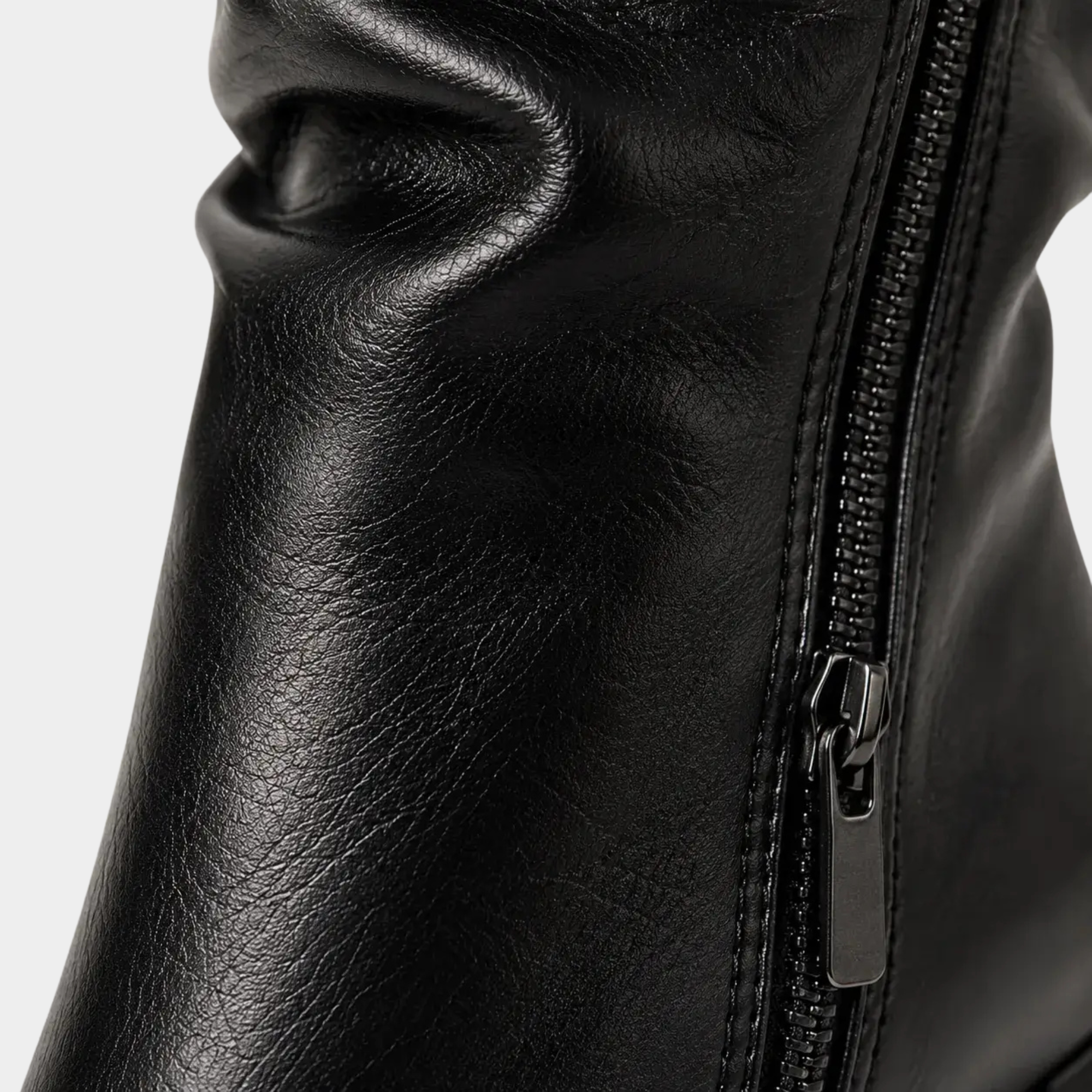 Bota preta feminina de couro sintético com zíper lateral, salto bloco e design moderno minimalista