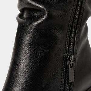Bota preta feminina de couro sintético com zíper lateral, salto bloco e design moderno minimalista