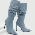 Bota jeans feminina salto alto fino azul clara modelo slouchy sofisticado para looks elegantes femininos