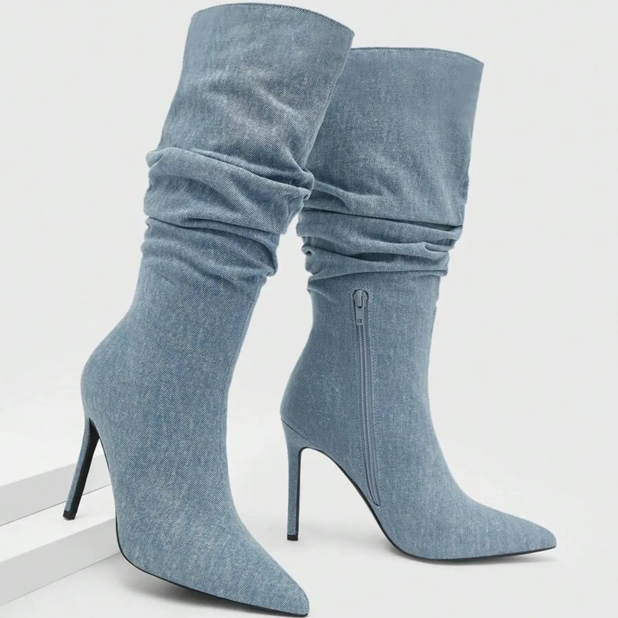Bota jeans feminina salto alto fino azul clara modelo slouchy sofisticado para looks elegantes femininos