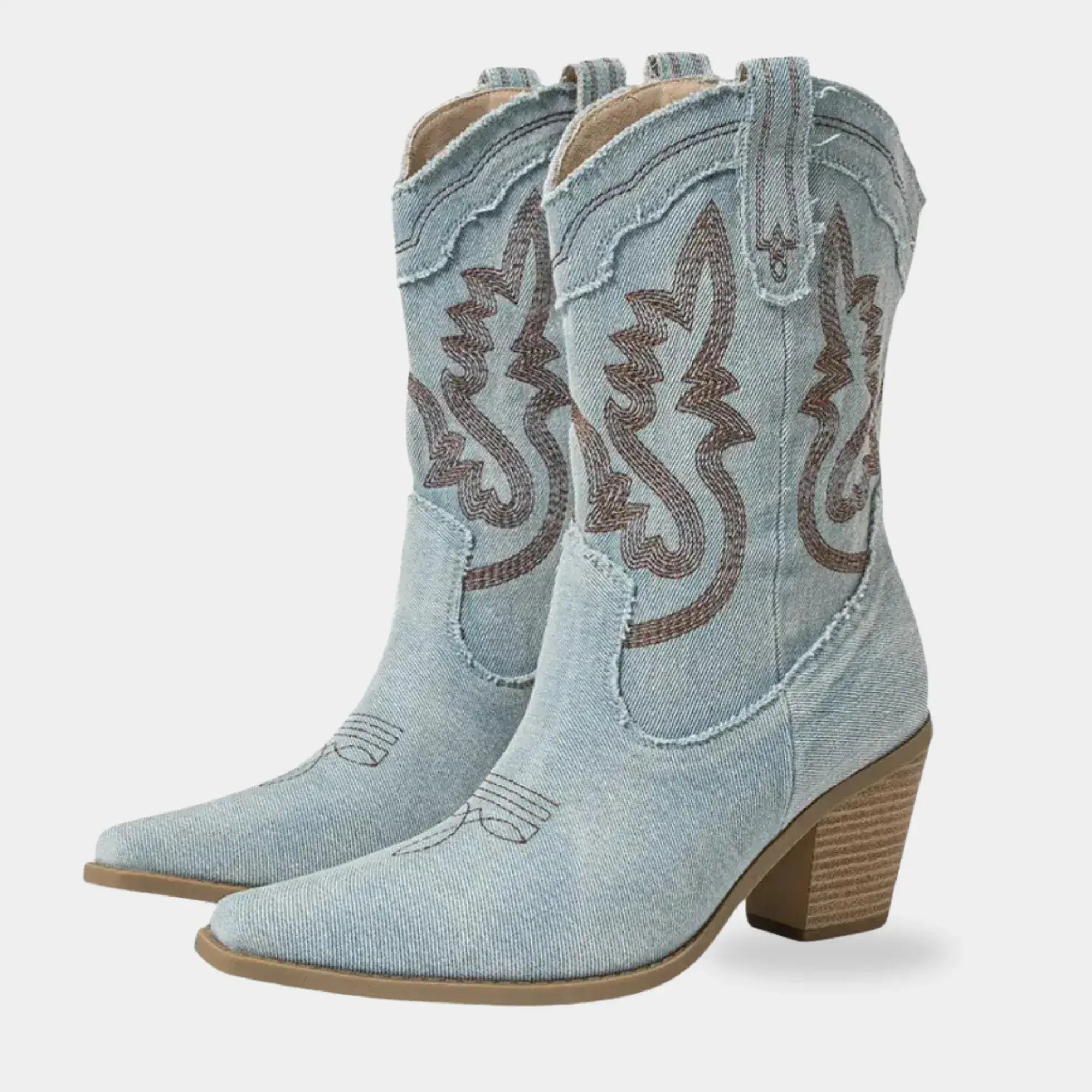 Bota texana feminina jeans claro Dallas com bordados western em relevo, cano médio e salto bloco confortável.