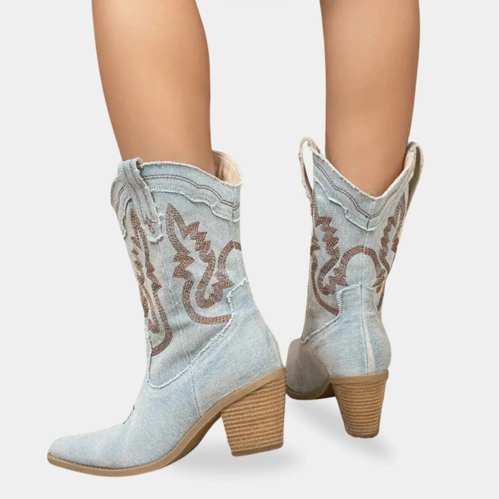 Bota texana feminina de cano médio em jeans claro com salto de 6,5 cm e acabamento premium.