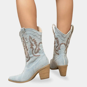 Bota texana feminina de cano médio em jeans claro com salto de 6,5 cm e acabamento premium.