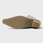 Bota western feminina jeans claro bordada, ideal para compor looks country chic modernos e sofisticados.