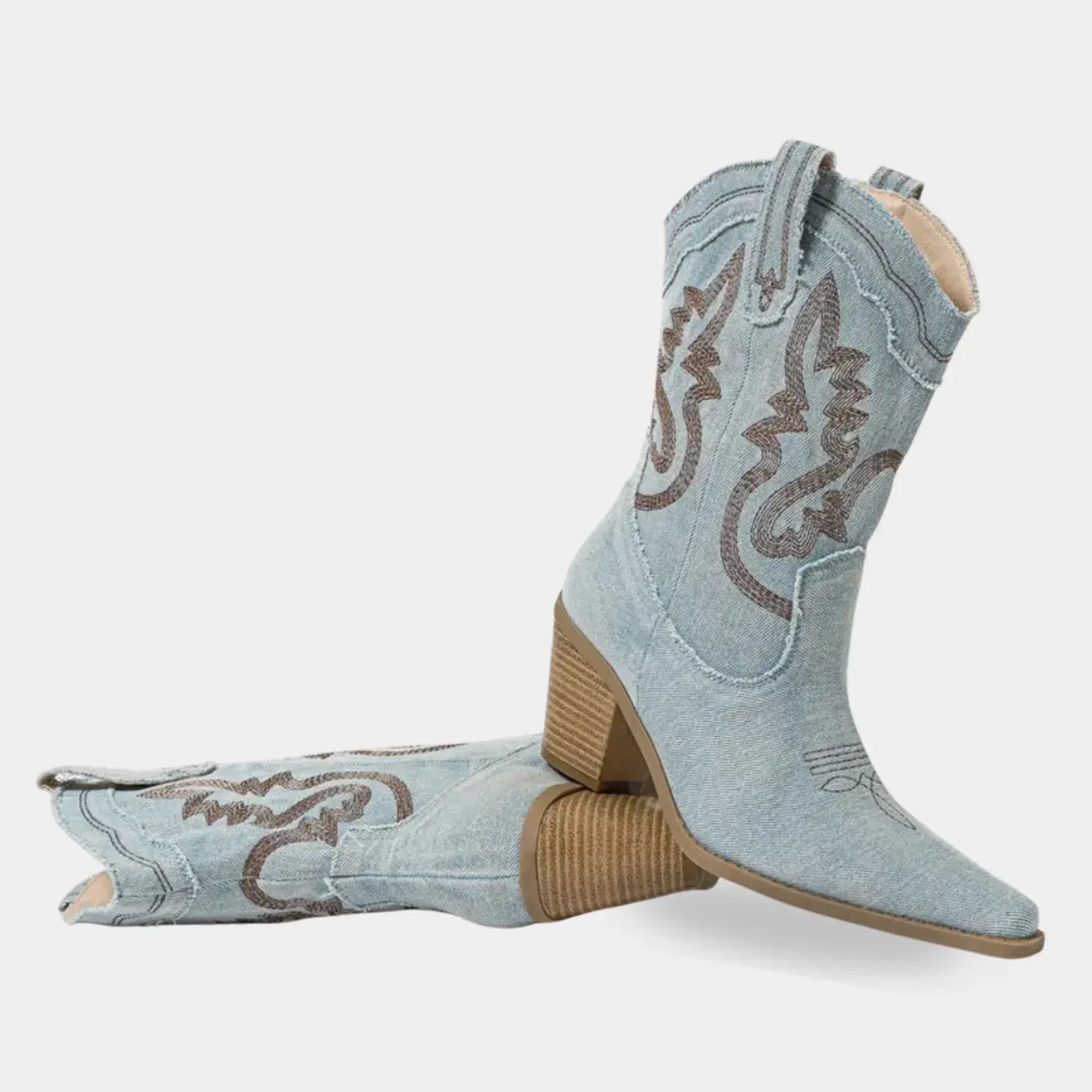 Bota country feminina jeans claro com salto bloco, bordados em relevo e design versátil para o dia a dia.