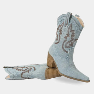 Bota country feminina jeans claro com salto bloco, bordados em relevo e design versátil para o dia a dia.