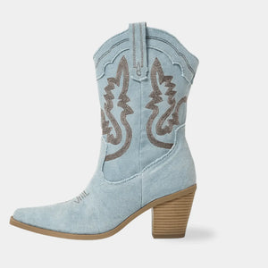 Bota texana jeans claro Dallas com cano estruturado, bico fino e visual autêntico inspirado no western.