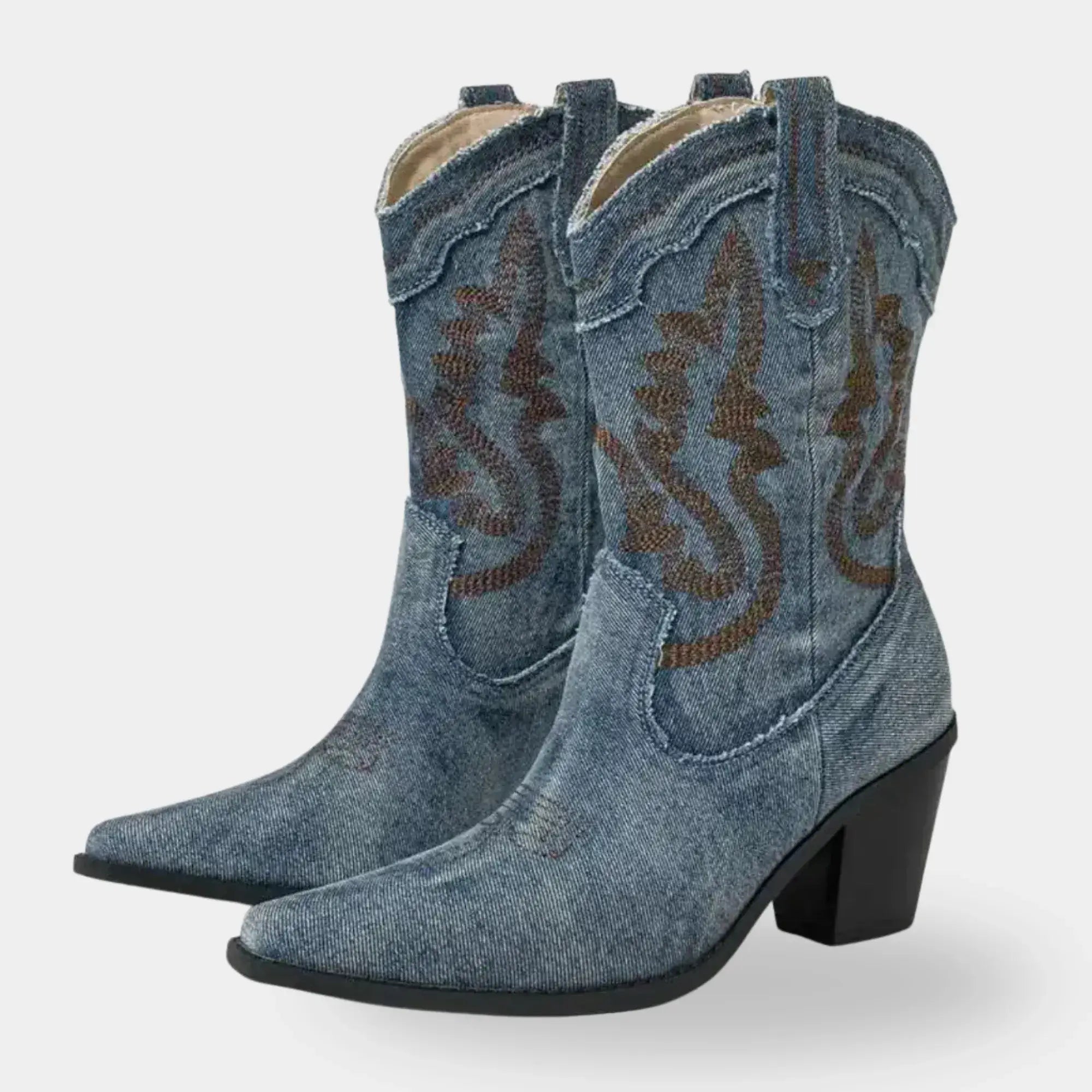 Bota texana feminina jeans escuro bordada com salto bloco e cano médio em estilo western sofisticado