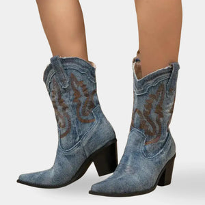 Bota country feminina em jeans escuro com bordados em relevo, bico fino e salto confortável