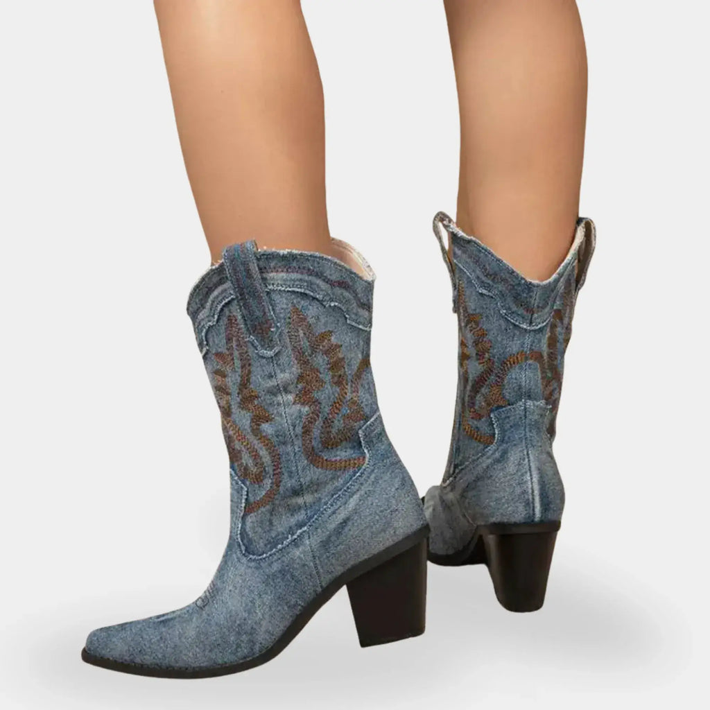 Bota western feminina jeans escuro de cano médio com acabamento bordado e design elegante