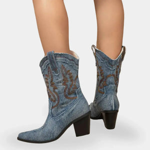 Bota western feminina jeans escuro de cano médio com acabamento bordado e design elegante