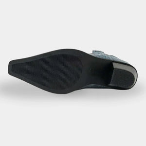 Bota texana feminina bordada em tecido jeans escuro com salto bloco de 6,5 cm e bico fino