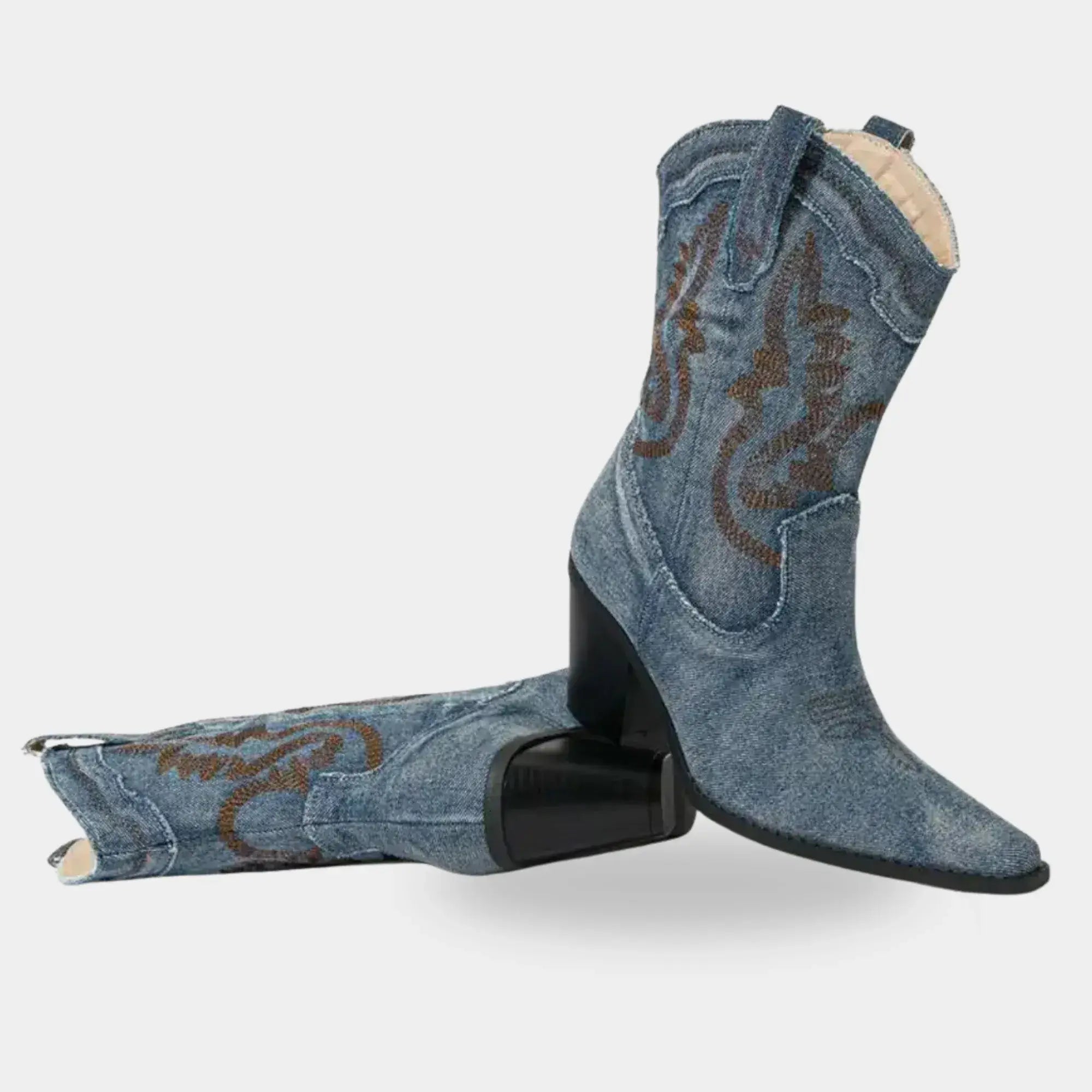 Bota texana jeans escuro feminina com bordado contrastante, salto bloco e visual country chic