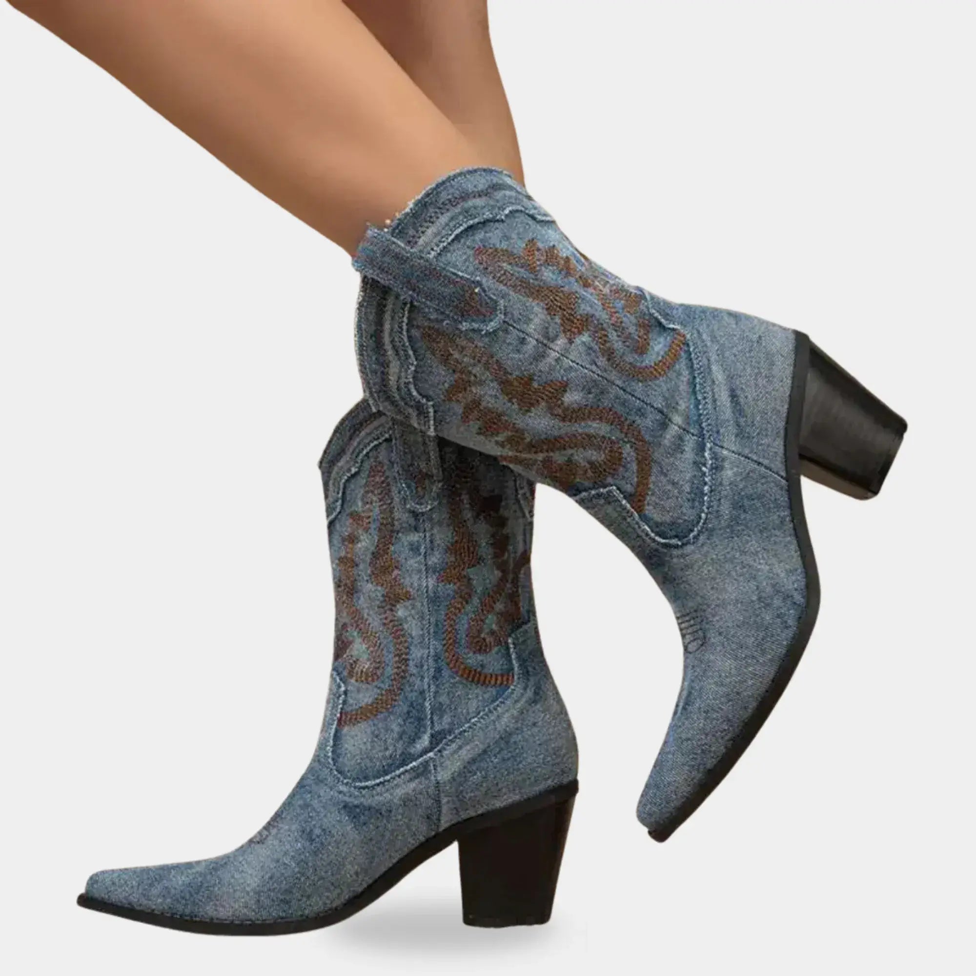 Bota feminina estilo country em jeans escuro com bordados western e cano médio estruturado