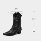 Bota Texana Feminina Preta com Tachas Denver calçada nos pés destacando design western elegante e confortável