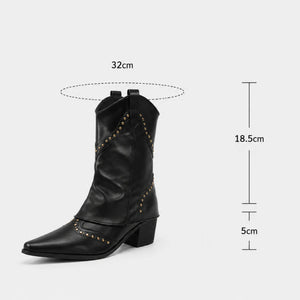 Bota Texana Feminina Preta com Tachas Denver calçada nos pés destacando design western elegante e confortável