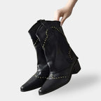 Bota Texana Feminina Preta com Tachas Denver perfil lateral destacando aplicações metálicas e bico levemente fino