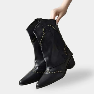 Bota Texana Feminina Preta com Tachas Denver perfil lateral destacando aplicações metálicas e bico levemente fino