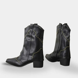 Bota Texana Feminina Preta com Tachas Denver com detalhes metálicos decorativos e acabamento premium em PU