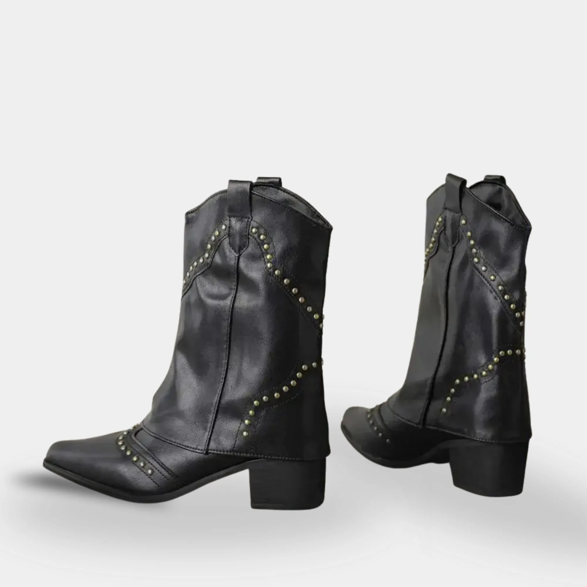 Bota Texana Feminina Preta com Tachas Denver com detalhes metálicos decorativos e acabamento premium em PU