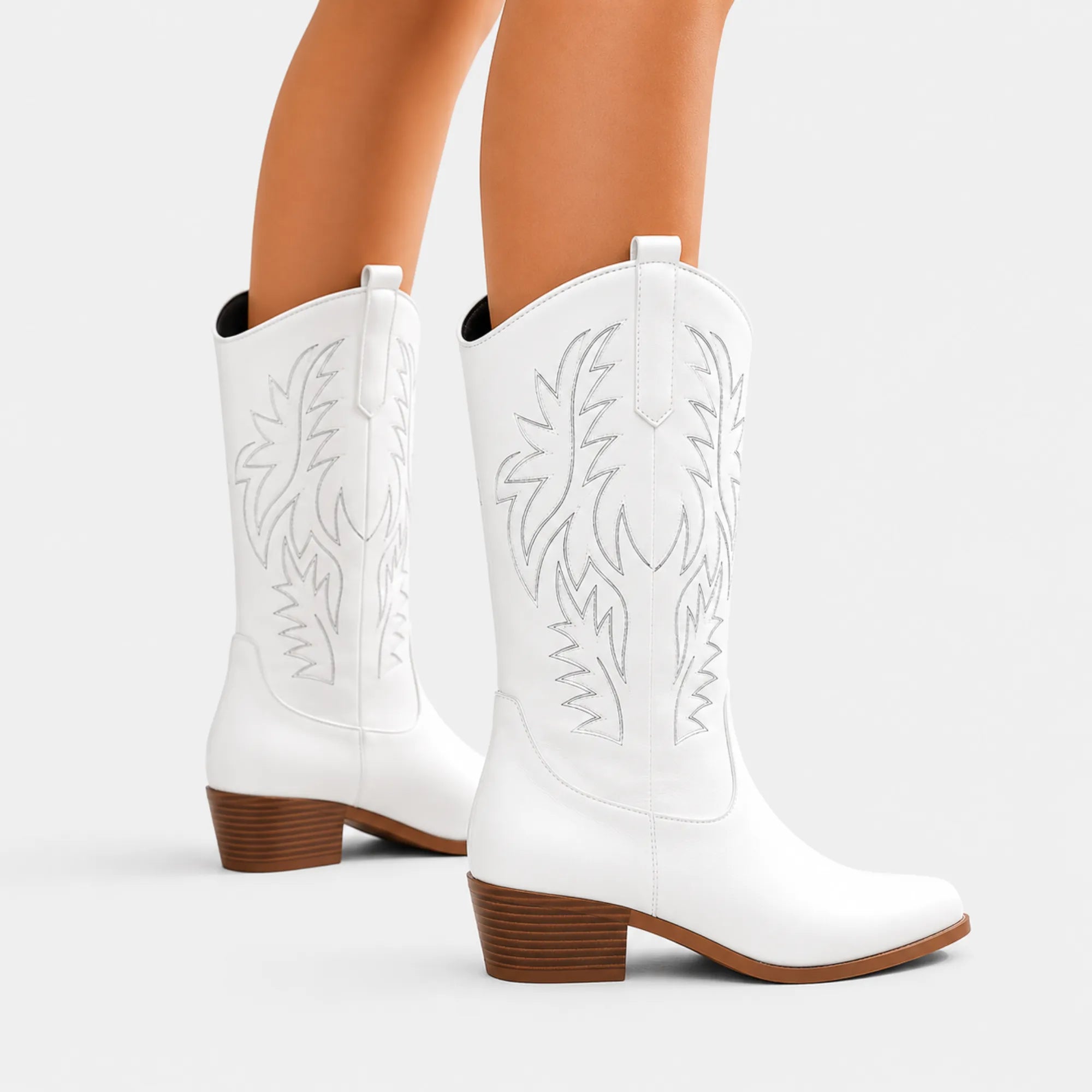 Bota western feminina branca estilo cowboy moderno com bico fino sofisticado