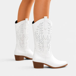 Bota western feminina branca estilo cowboy moderno com bico fino sofisticado
