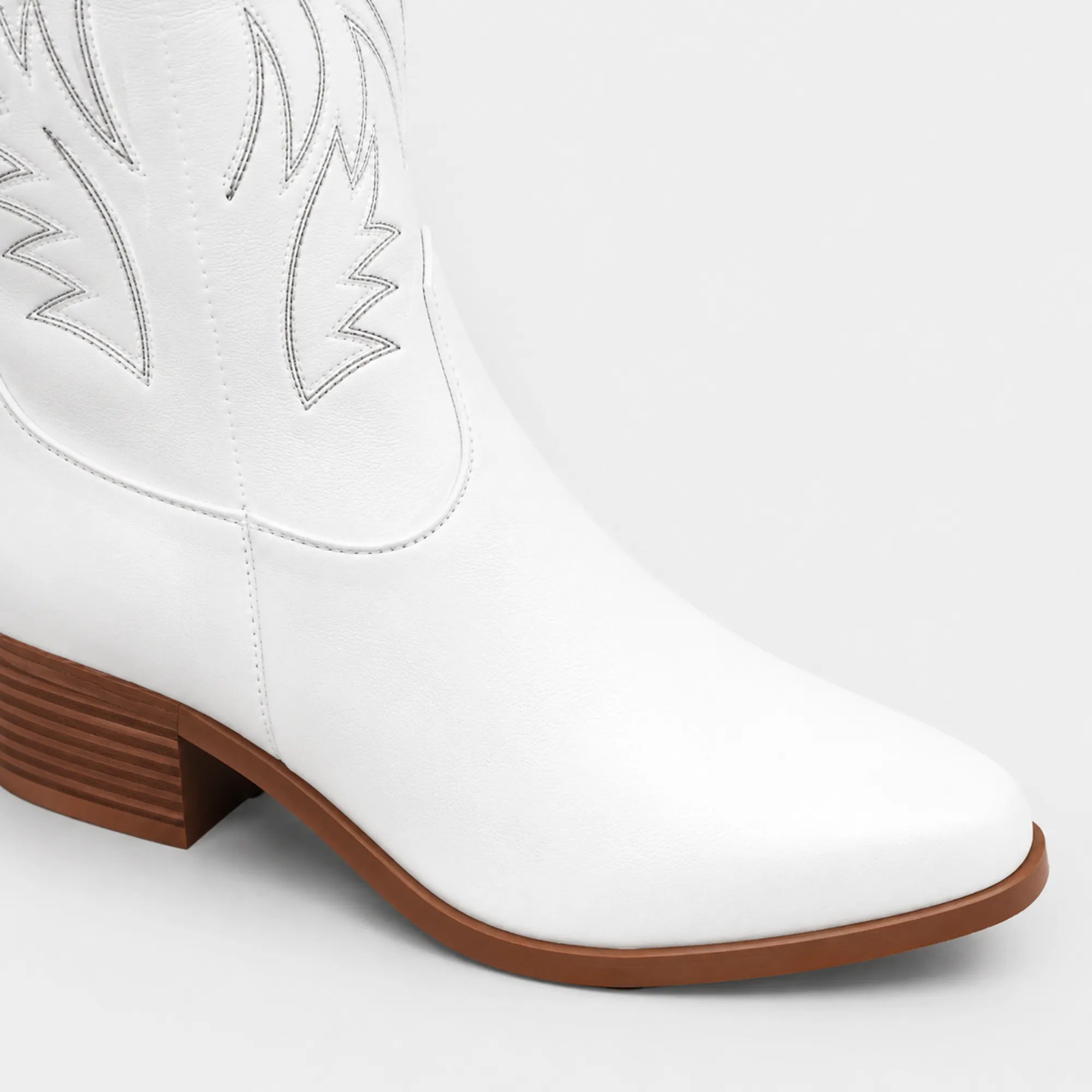 Bota feminina western branca bordada em PU premium com salto confortável de 4,5 cm