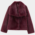 Casaco feminino vinho de pele sintética premium Florence com acabamento peluciado volumoso e textura sofisticada de inverno elegante