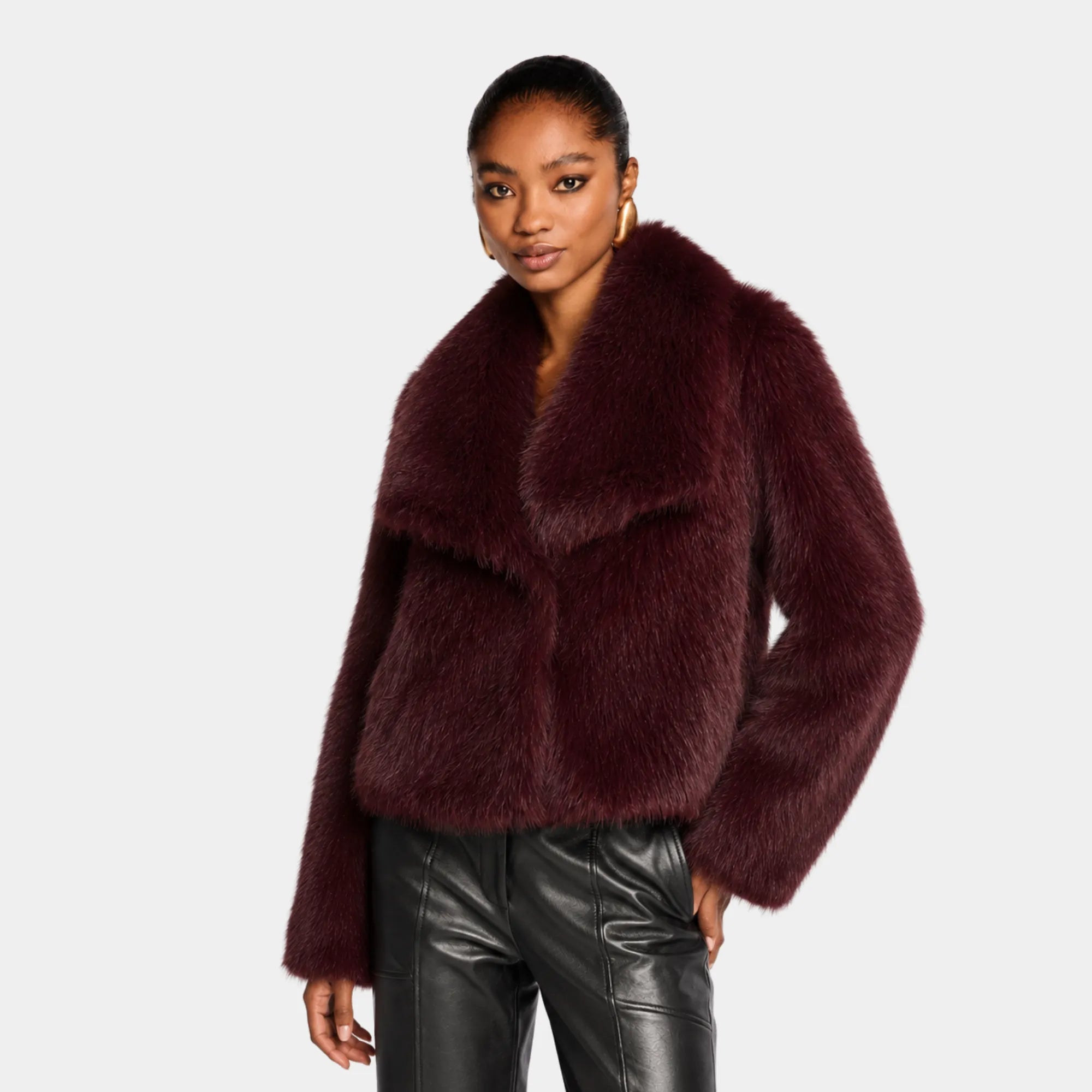 Modelo usando casaco feminino vinho de pele sintética premium Florence com acabamento peluciado sofisticado e calça preta de couro para look elegante de inverno