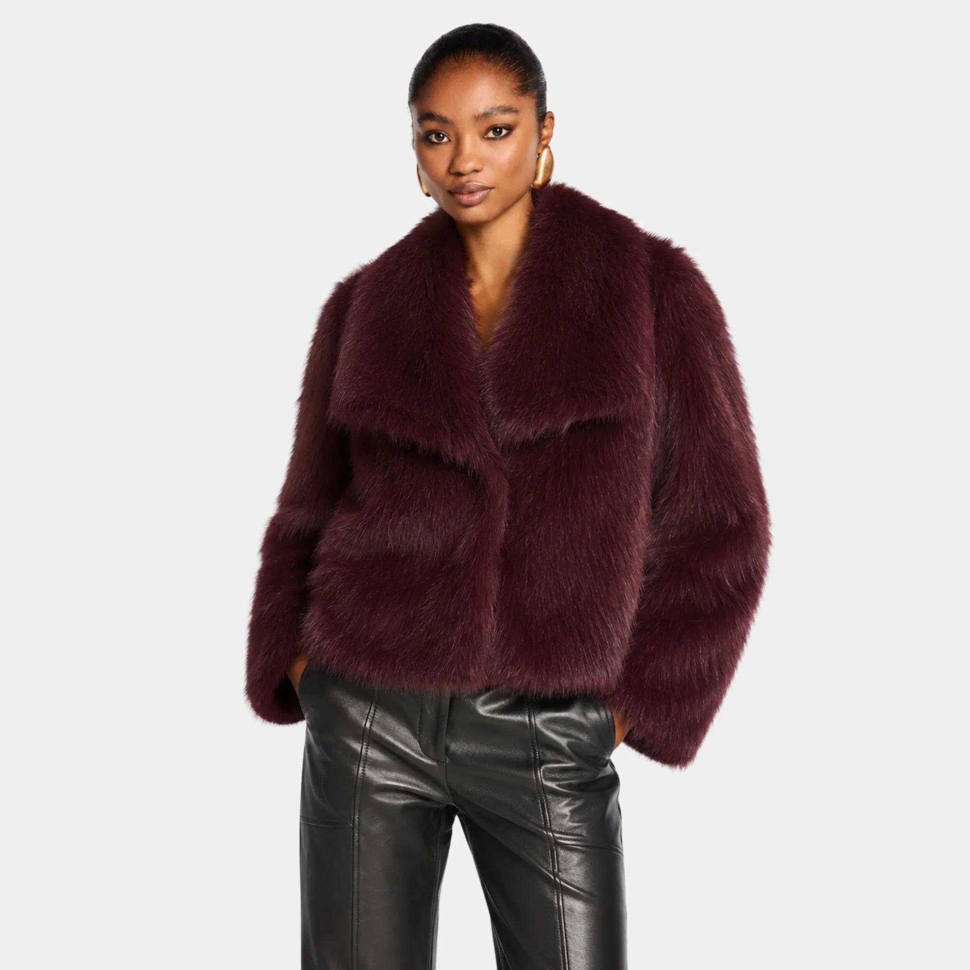 Modelo usando casaco feminino vinho de pele sintética premium Florence com acabamento peluciado luxury e visual sofisticado para looks elegantes de inverno