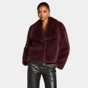 Modelo usando casaco feminino vinho de pele sintética premium Florence com acabamento peluciado luxury e visual sofisticado para looks elegantes de inverno