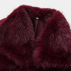 Detalhe do casaco feminino vinho de pele sintética premium Florence com textura peluciada e gola sofisticada