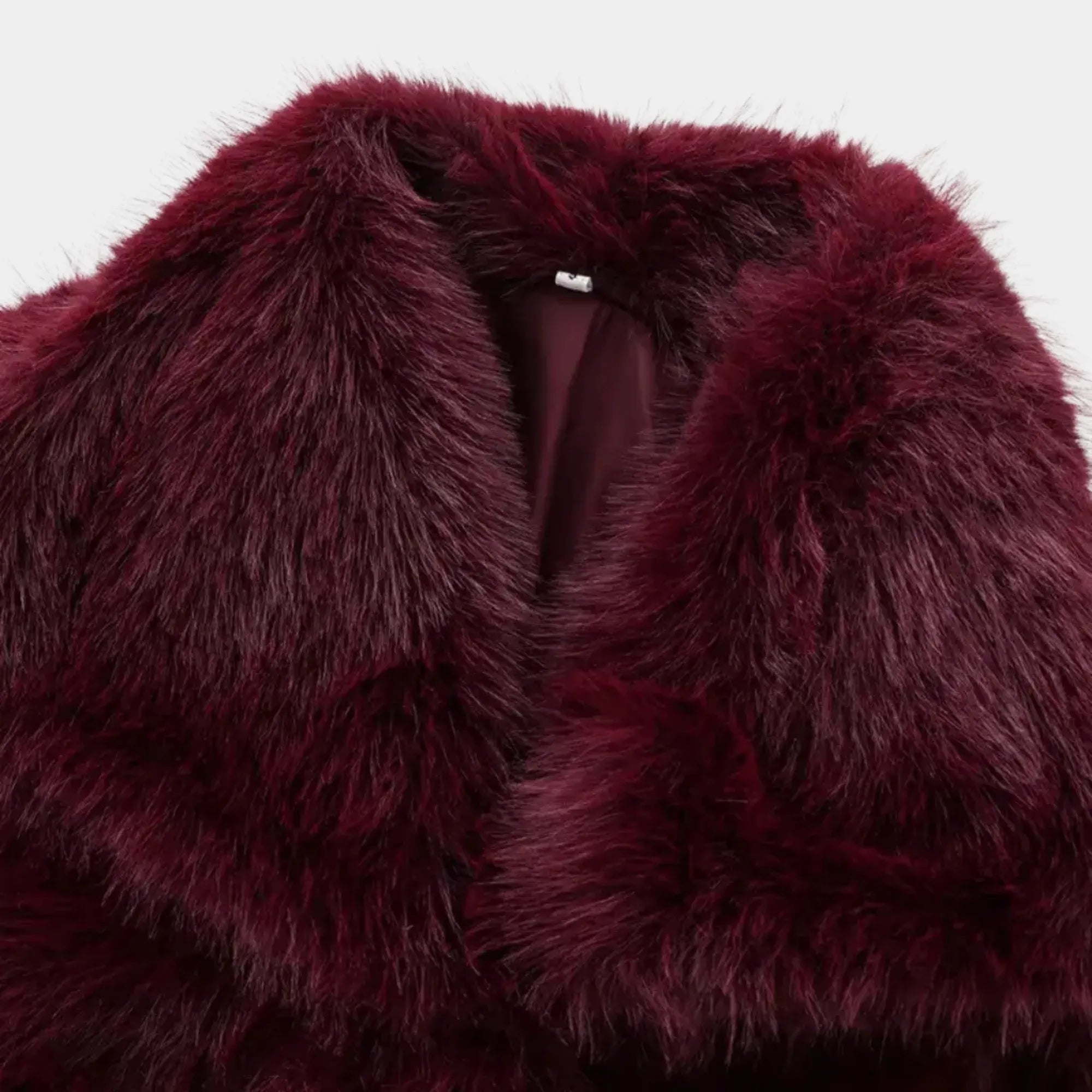 Detalhe do casaco feminino vinho de pele sintética premium Florence com textura peluciada e gola sofisticada