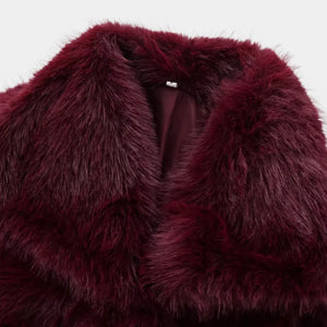 Detalhe do casaco feminino vinho de pele sintética premium Florence com textura peluciada e gola sofisticada