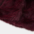 Detalhe do casaco feminino vinho de pele sintética premium Florence com textura peluciada sofisticada e acabamento macio de inverno