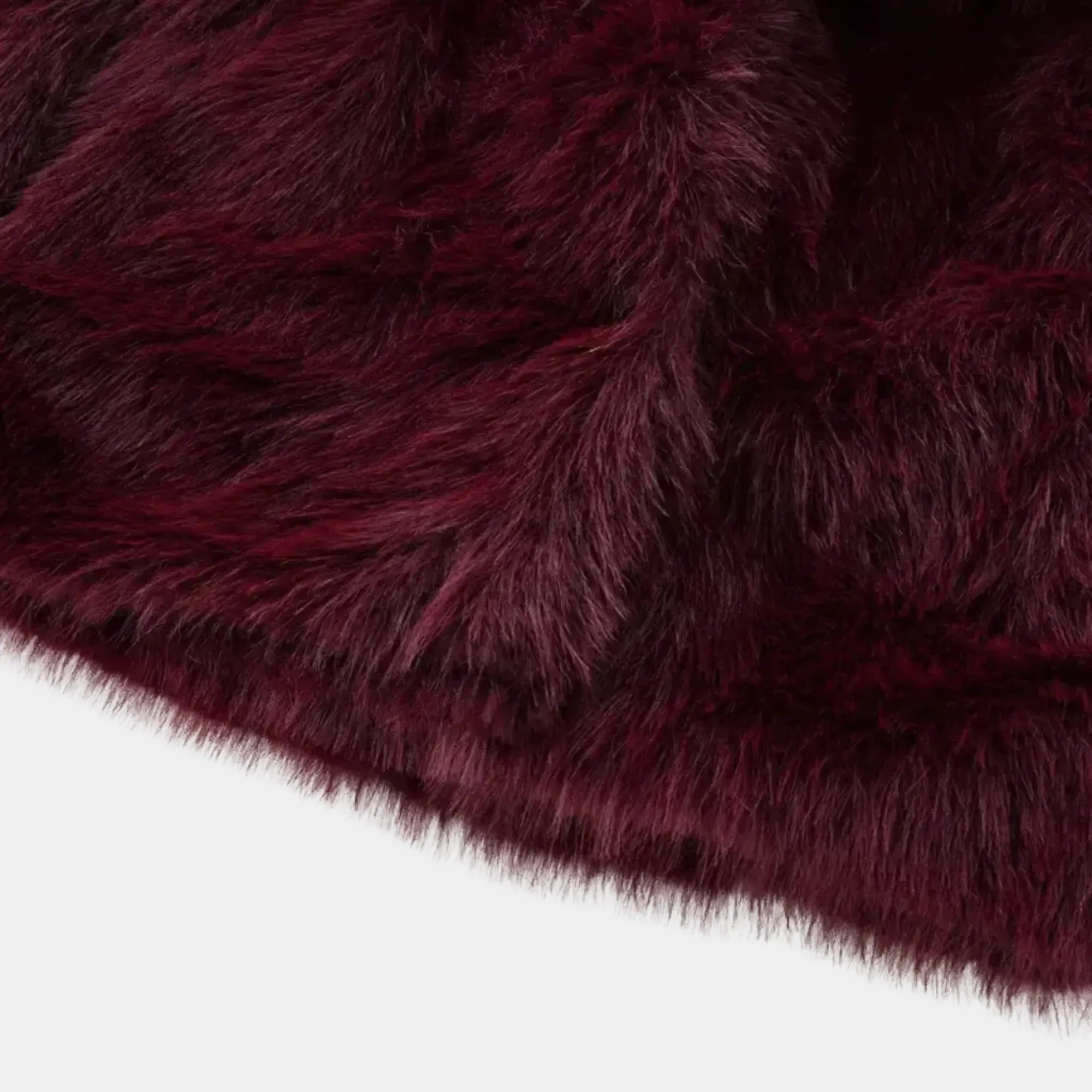 Detalhe do casaco feminino vinho de pele sintética premium Florence com textura peluciada sofisticada e acabamento macio de inverno