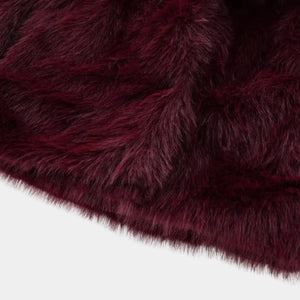 Detalhe do casaco feminino vinho de pele sintética premium Florence com textura peluciada sofisticada e acabamento macio de inverno