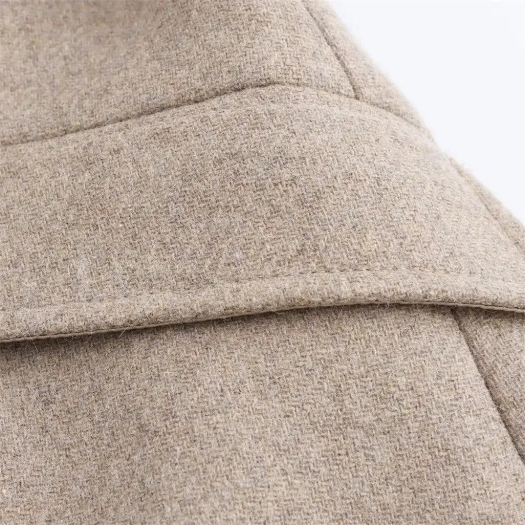 Detalhe do ombro estruturado casaco feminino lã batida bege