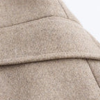 Detalhe do ombro estruturado casaco feminino lã batida bege