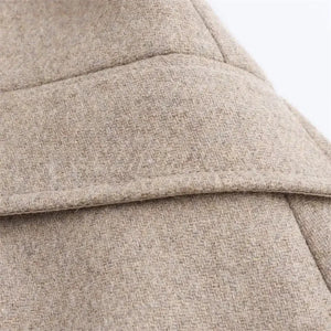 Detalhe do ombro estruturado casaco feminino lã batida bege