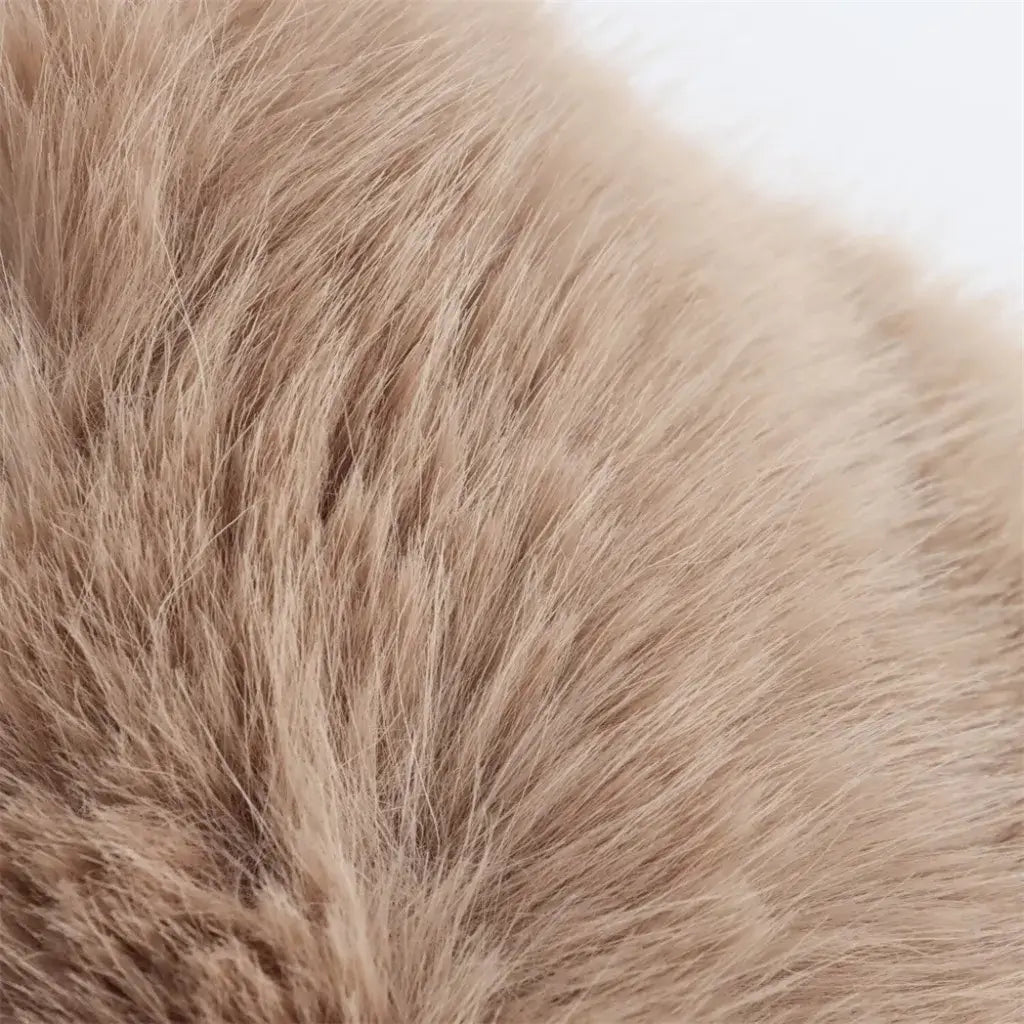 Detalhe do botão casaco feminino bege inverno acabamento premium