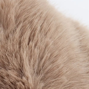 Detalhe do botão casaco feminino bege inverno acabamento premium