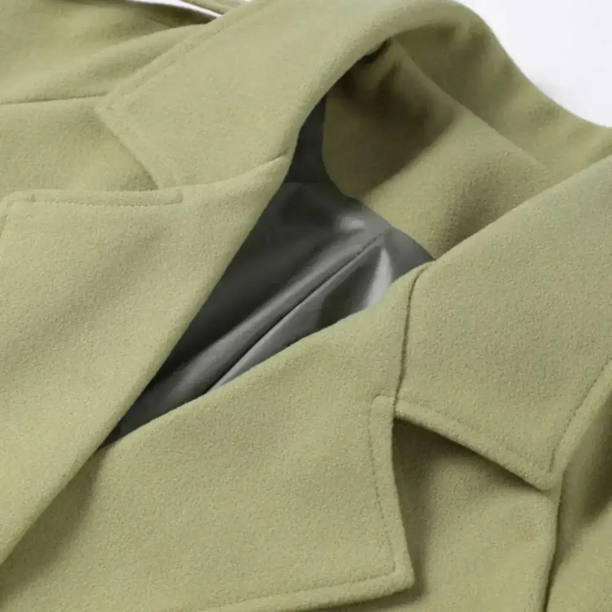 Casaco longo feminino verde claro com cinto, botões duplos e design sofisticado
