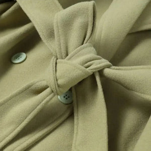 Trench coat feminino verde oliva longo em tecido encorpado com modelagem refinada
