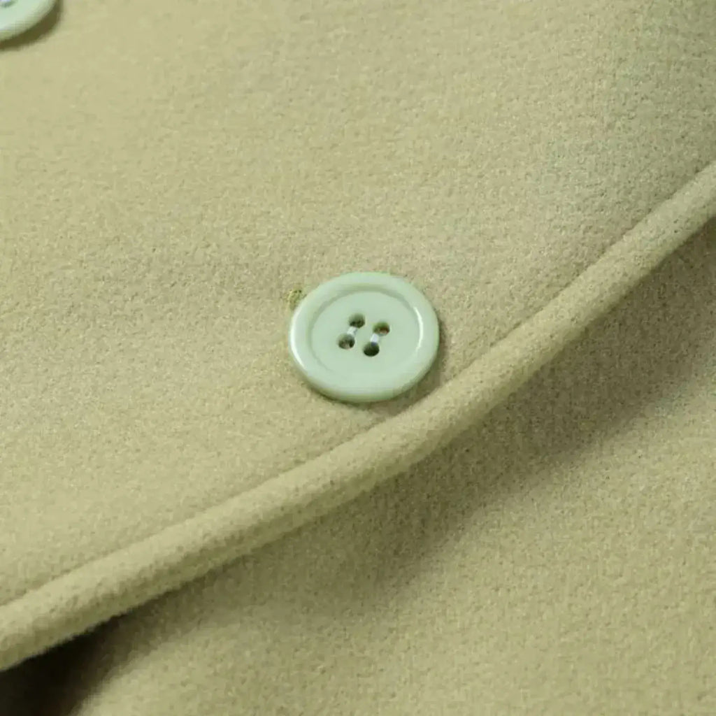 Sobretudo longo feminino verde sálvia elegante com gola estruturada e cintura marcada