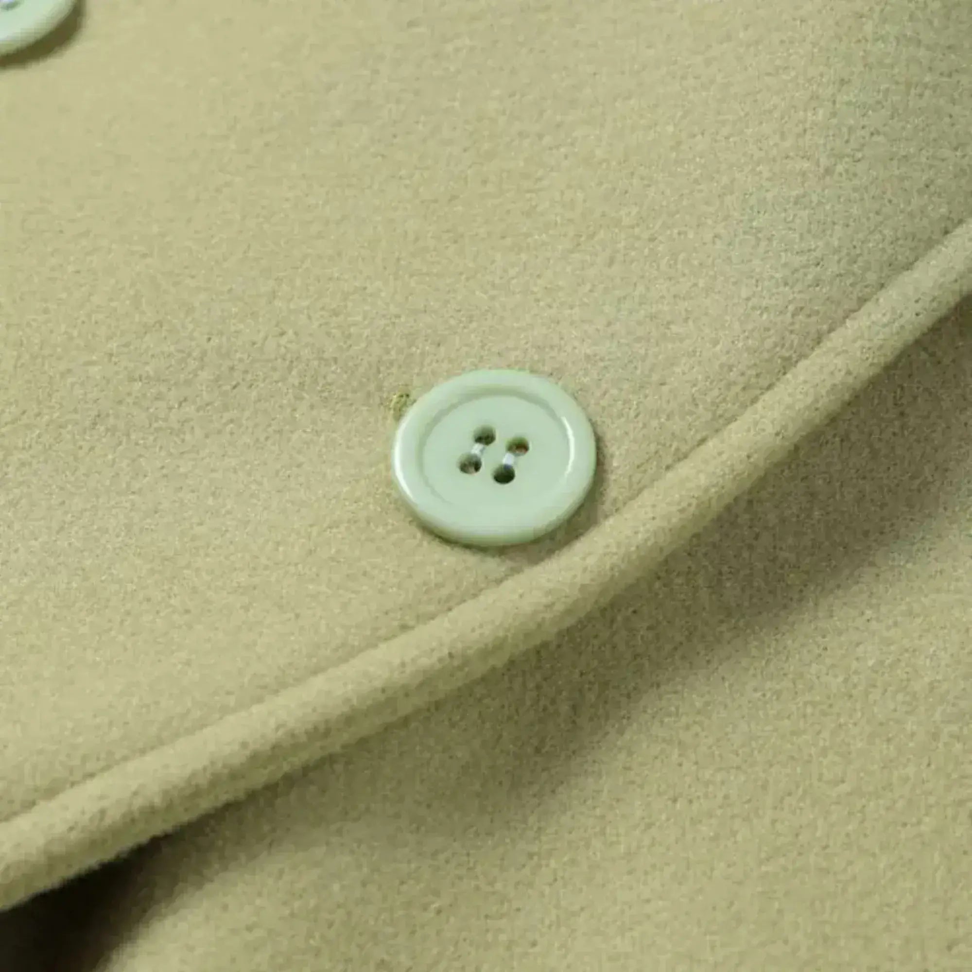 Sobretudo longo feminino verde sálvia elegante com gola estruturada e cintura marcada