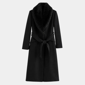 Casaco longo feminino preto em lã batida premium com gola de pelo removível e modelagem elegante vista traseira clean luxury