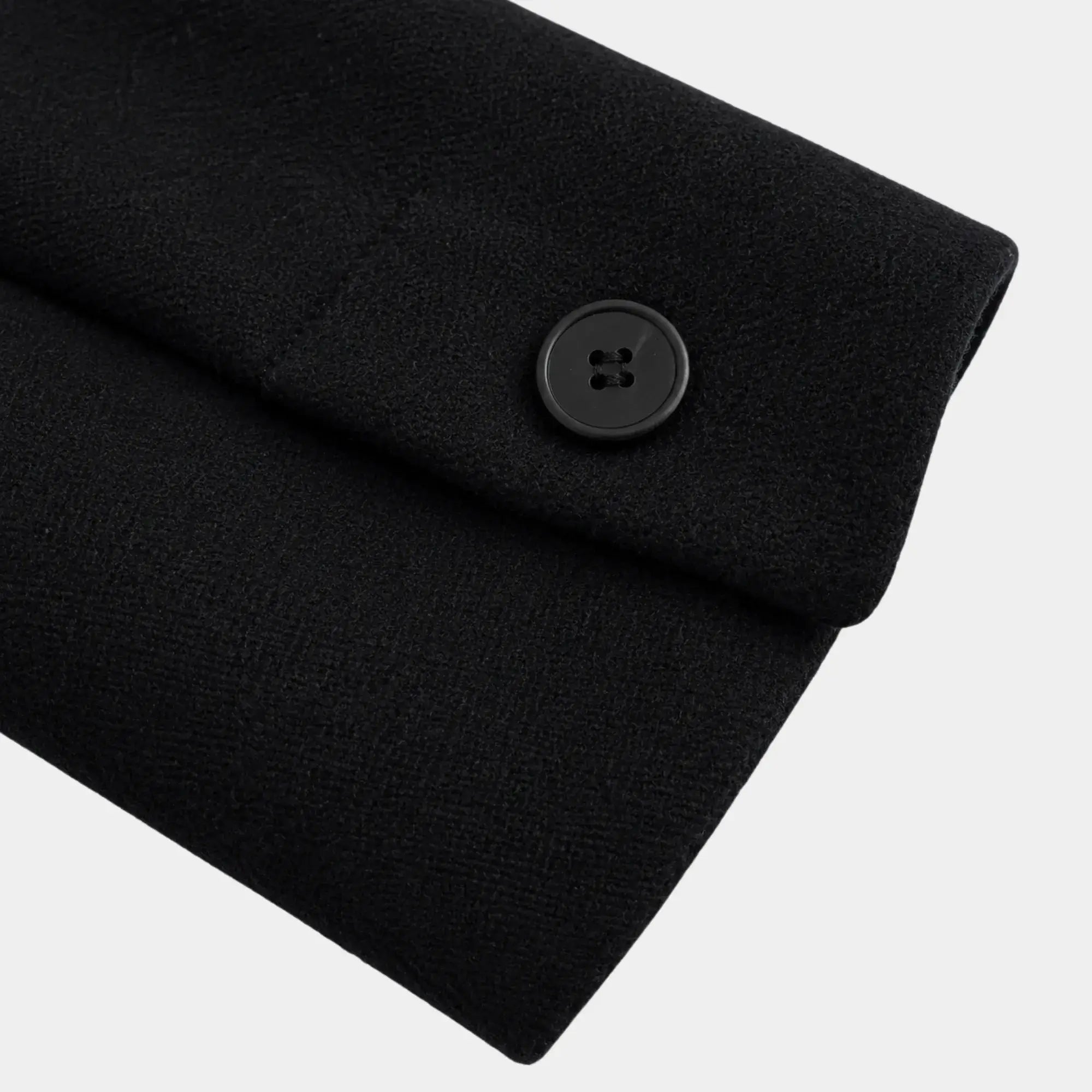 Detalhe traseiro do cinto estruturado em casaco longo feminino preto premium de inverno elegante